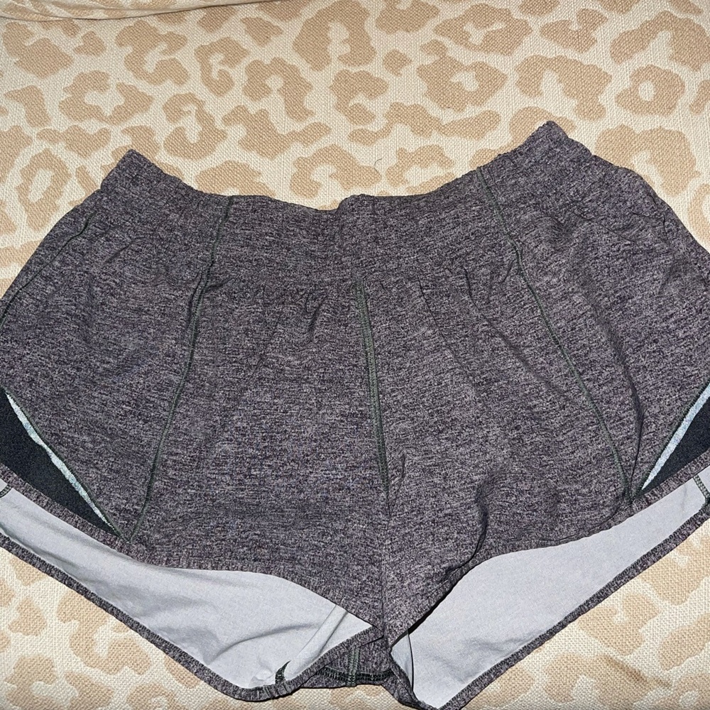 lululemon hotty hot 2.5’ shorts